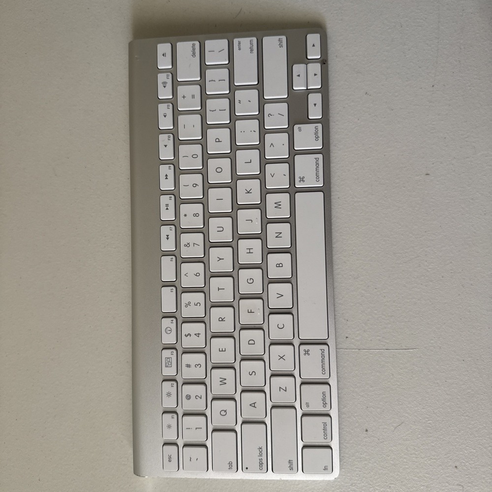 Apple Wireless Compact Keyboard A1314 Enhanced Function Keys QWERTY Silver/White